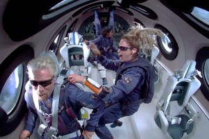 機組和乘客在失重環境裡漂浮。（圖源：互聯網）