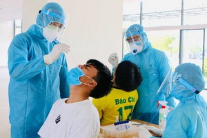 在市國立大學宿舍居住的學生獲採樣檢測新冠肺炎。