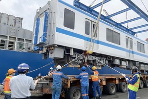 列車從貨船上卸下。（圖源：越通社）