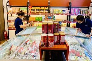 大發員工正在為線上消費者準備貨品交貨。