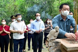 黨中央宣教部工作團前往新潮紀念館上香緬懷胡伯伯及諸位革命先輩。（圖源：宣光報）