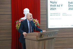 意大利駐越南大使 Antonio Alessandro 在開幕儀式上致詞。（圖源：P.V）