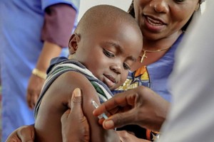 一名非洲小孩接受疫苗注射。（示意圖源：互聯網）