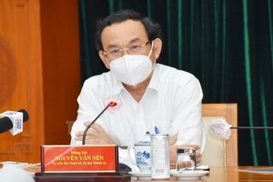 市委書記阮文年會上致辭。