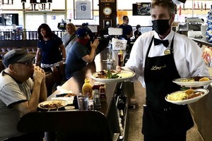 6月15日，民眾在美國洛杉磯一家餐廳用餐。（圖源：新華社）