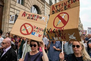 法國17日再次爆發反疫苗示威，反對接種疫苗以及實施疫苗通行證。（圖源：AP）
