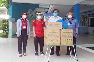 市越南祖國陣線委員會主席蘇氏碧珠（右四）向各捐助單位頒授感謝狀。（圖源：市越南祖國陣線委員會）