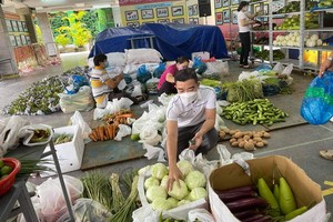 組委會在為線上顧客準備貨品送上門。