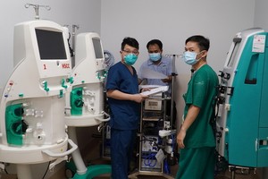 新冠肺炎重症監護醫院醫生在準備必要醫療設備。（圖源：大水鑊醫院）