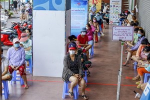 民眾排隊等候購物。