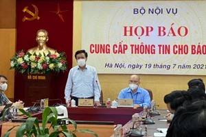 內務部副部長阮維昇（站）在新聞發佈會上發言。（圖源：越通社）