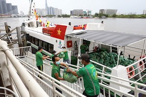 一艘滿載新鮮果蔬的高速艇停靠在白藤碼頭岸邊卸貨。（圖源：月兒）