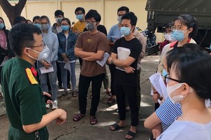 學生們得到指引在檢測室的防護工作。