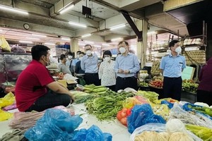 工商部領導檢查本市街市的活動情況。（圖源：黃雪）
