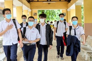 圖為本市第一次高中畢業試考生進入考場一景。（圖源：月兒）