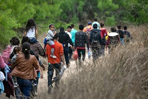 2021年3月23日，德州米申（Mission）附近，大多數來自洪都拉斯的尋求庇護者，從墨西哥穿越格蘭德河谷後走向美國邊境巡邏隊的檢查站。（圖源：AP）