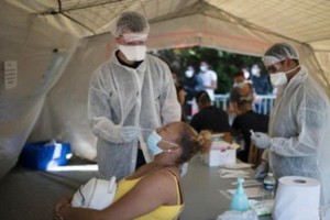 法國馬賽，一名婦女在接受新冠肺炎檢測。（圖源：互聯網）