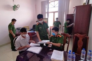 警方對犯罪嫌疑人阮文望的辦公室進行搜查犯罪證據。（圖源：警方提供）