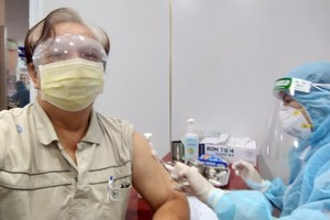 華人老幹部朱杞文獲接種疫苗。