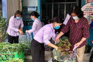 婦女會會員在為隔離區居民準備食品以送上門。