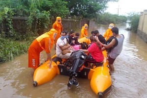 印度雨季釀水患與土石流，已造成上百人不幸死亡。圖為救難人員出動橡皮艇協助受困民眾撤離。（圖源：AP）