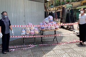 坊領導把救濟品送到馮興街市封鎖區。