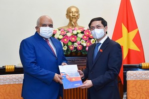 外交部長裴清山（右）向古巴大使奧蘭多‧尼古拉斯‧斯吉倫贈送紀念品。（圖源：嘉寶）