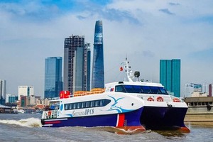 運送商品的高速艇從西區各省直通本市。