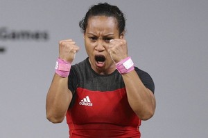 巴布亞新幾內亞舉重運動員洛阿‧迪卡‧圖阿24日創造了歷史，她成為第一位先後參加五屆奧運會舉重比賽的女選手。（圖源：路透社）