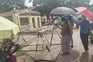 在緬甸仰光茵盛監獄門前等候的被捕人員家屬。（圖源：互聯網）