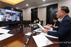7月5日，在政府世宗辦公大樓，韓國企劃財政部和惠譽聯合舉行視頻會議。圖為企劃部長官洪楠基（右一）在會上發言。 （圖源：韓聯社）