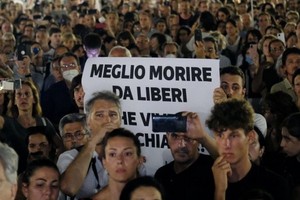 意大利北部皮埃蒙特大區首府都靈就有超過2000人前往地標城堡廣場，抗議綠色通行證的實施和間接強迫民眾接種疫苗的做法。（圖源：互聯網）