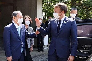 日本首相菅義偉(左)與法國總統馬克龍會晤。（圖源：互聯網）