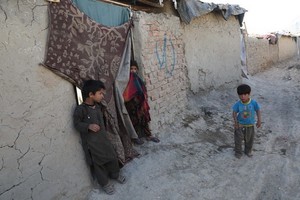這是 5月31日拍攝的居住在阿富汗首都喀布爾一處“國內流離失所者”營地的兒童。（圖源：互聯網）