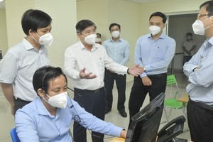 市人委會主席阮成鋒（左三）視察光中軟件公園的115急救中心總台運作。（圖源：高昇）