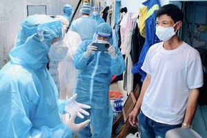 市委書記阮文年(左)親切慰問勞動者的生活情況。（圖源：喬峰）