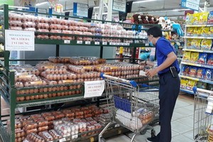 一名男性消費者在超市選購蛋類。（圖源：B.H）