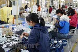 今年上半年，鞋類出口額同比增百分之二十七點八。