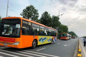 河內市特地安排專用車將來自疫區的乘客抵達內牌機場後送往集中隔離區。（圖源：越通社）