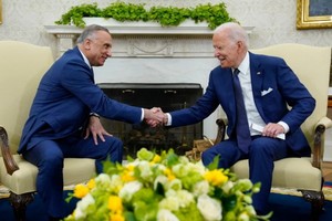 美國總統拜登（右）26日在白宮與伊拉克總理卡迪米舉行會晤。（圖源：視頻截圖）