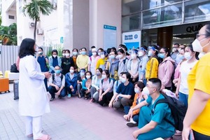 雄王醫院院長黃氏艷雪向醫務人員發出動員令。