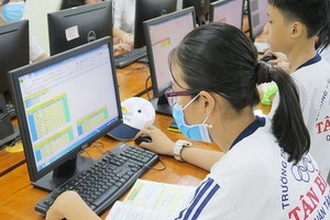 新平郡新平初中學校學生於4月底學習電腦課。