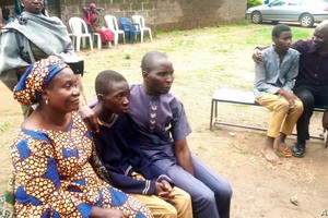 2021 年 7 月 25 日，家長與獲釋的學生重聚。（圖源：AP）