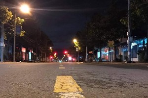 永隆市一街頭夜間寂靜無影人。（圖源：春福）