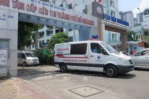 一輛救護車駛出115 急救中心大門前往目的地執行任務。（圖源：越通社）