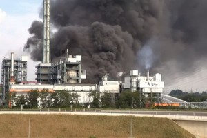 德國西部北威州勒沃庫森一處化工園區突發爆炸，現場濃煙滾滾。（圖源：互聯網）
