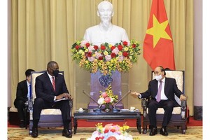 國家主席阮春福（右）接見美國國防部長勞埃德‧奧斯汀。（圖源: 越通社）