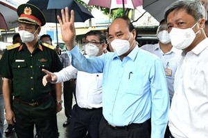 國家主席阮春福探望福門縣封鎖區居民。（圖源:越勇）