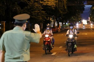 晚上6時後，職能力量在新平郡黃文樹街上的檢查站攔截外出人員進行檢查外出事由。（圖源：黃江）