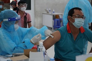 一名送貨員接受新冠疫苗注射。（圖源：黎南）